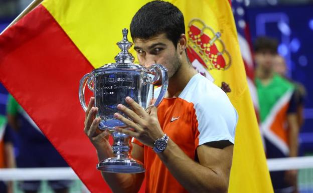 Carlos Alcaraz besa el trofeo del US Open conquistado en Nueva York. 