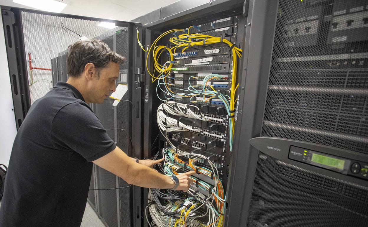 El jefe de Desarrollo Tecnológico del Ayuntamiento, Antonio Jesús González, en la sala de servidores.