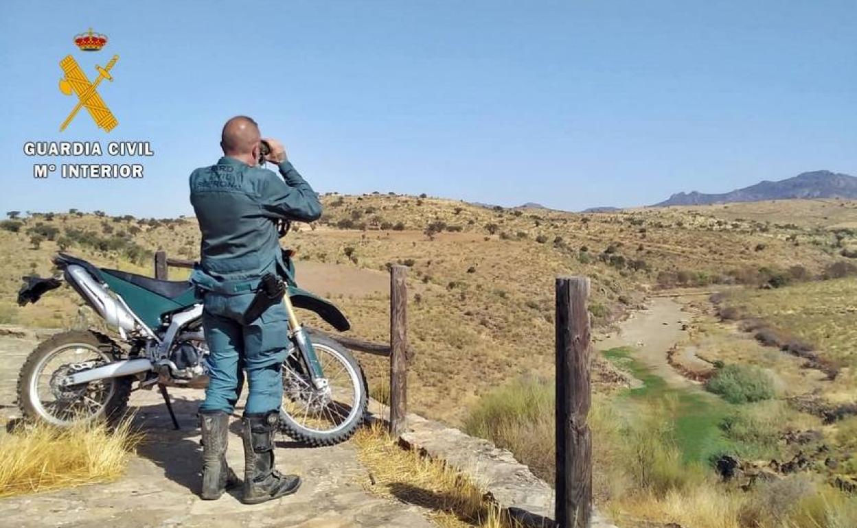 Un agente del Seprona vigila el cauce seco del río Matachel, al sur de la provincia de Badajoz. 