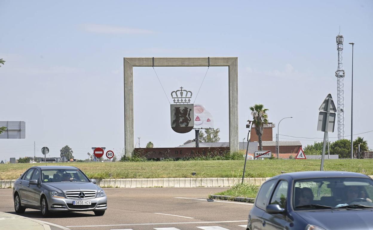 Escudo de Badajoz colocado a la entrada de la ciudad desde la carretera de Cáceres. 