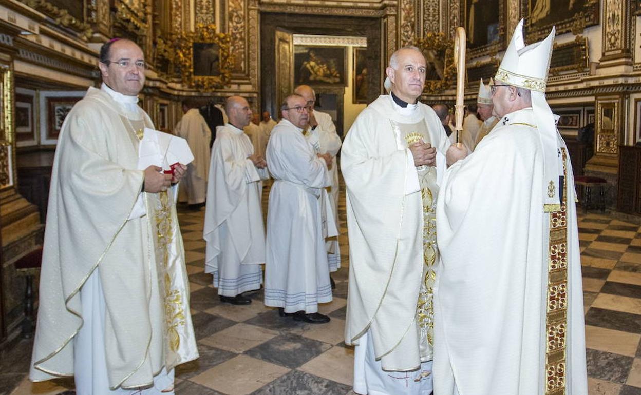 De izquierda a derecha, Jesús Pulido, obispo de Coria-Cáceres; Diego Zambrano, vicario general de la Diócesis; y Francisco Cerro, arzobispo de Toledo y anterior prelado de Coria-Cáceres, el pasado jueves en Guadalupe. 