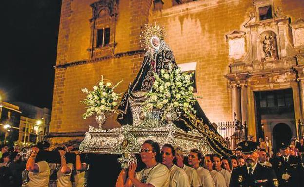 La Virgen de la Soledad recuperó ayer la procesión con motivo de su festividad. 