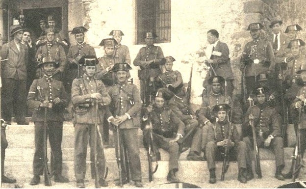 Fuerzas de la Guardia Civil custodiando el Ayuntamiento de Zarza de Granadilla tras el suceso. 