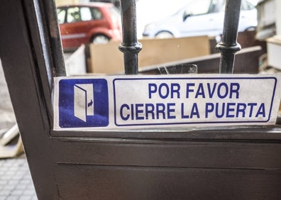 Imagen secundaria 1 - La comunidad ha instalado carteles y pegatinas pudiendo a los vecinos que cierren la puerta del portal.  PAKOPÍ