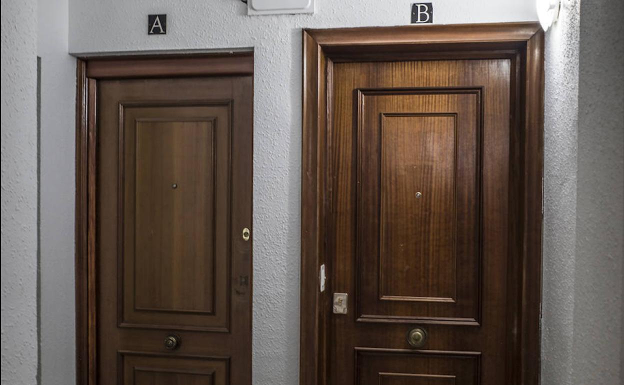 Puerta de acceso, a la derecha, al piso okupado en Badajoz. 