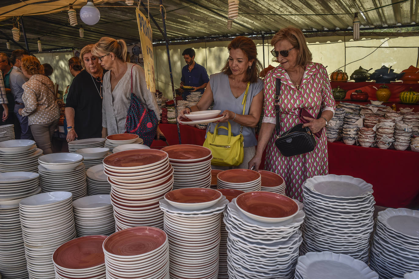 Pacenses comprando loza en la Feria de San Mateo