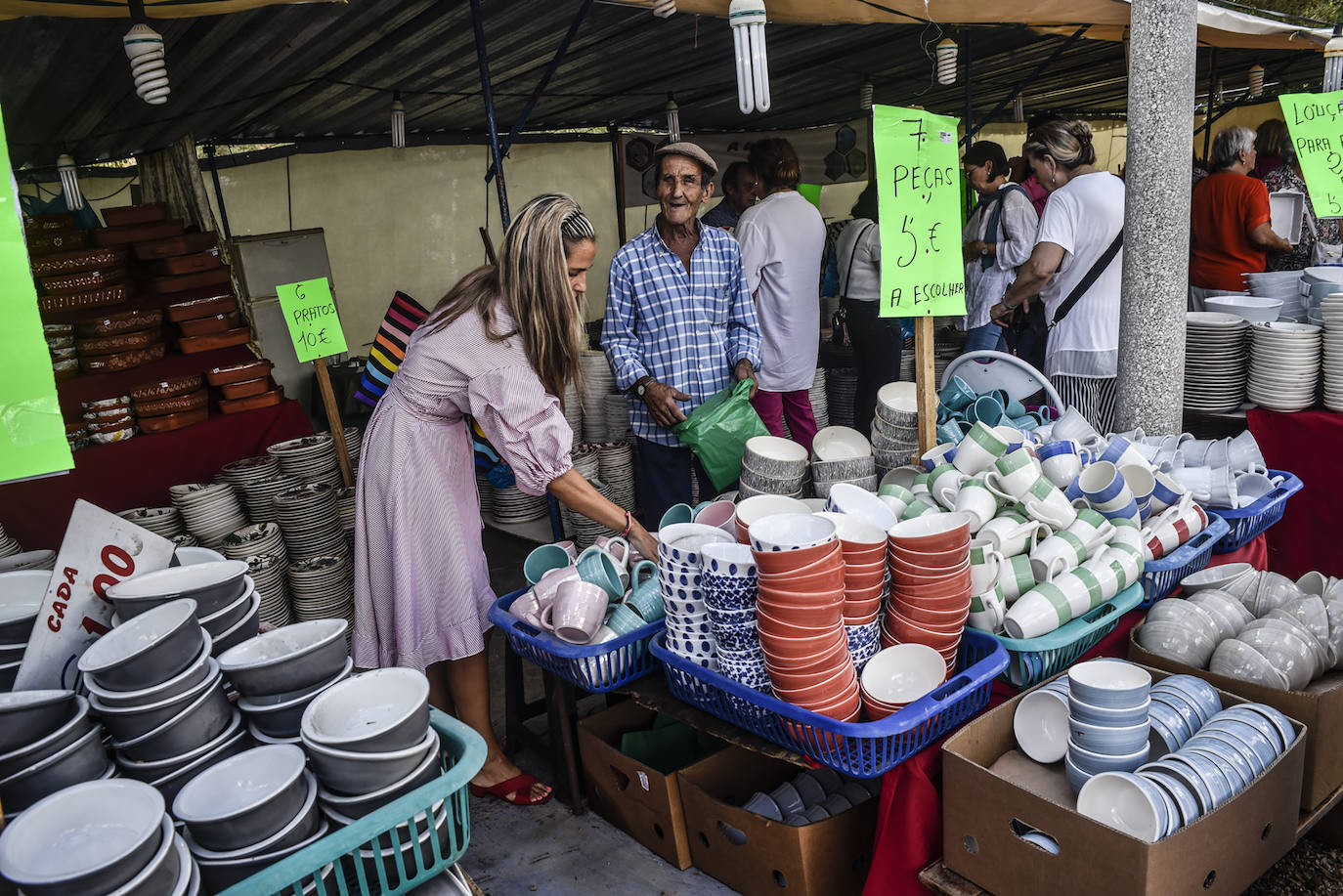 Pacenses comprando loza en la Feria de San Mateo