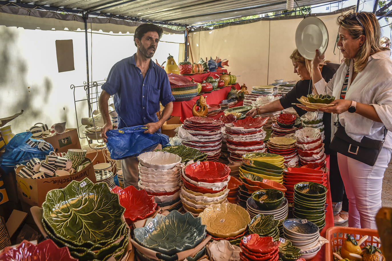 Pacenses comprando loza en la Feria de San Mateo