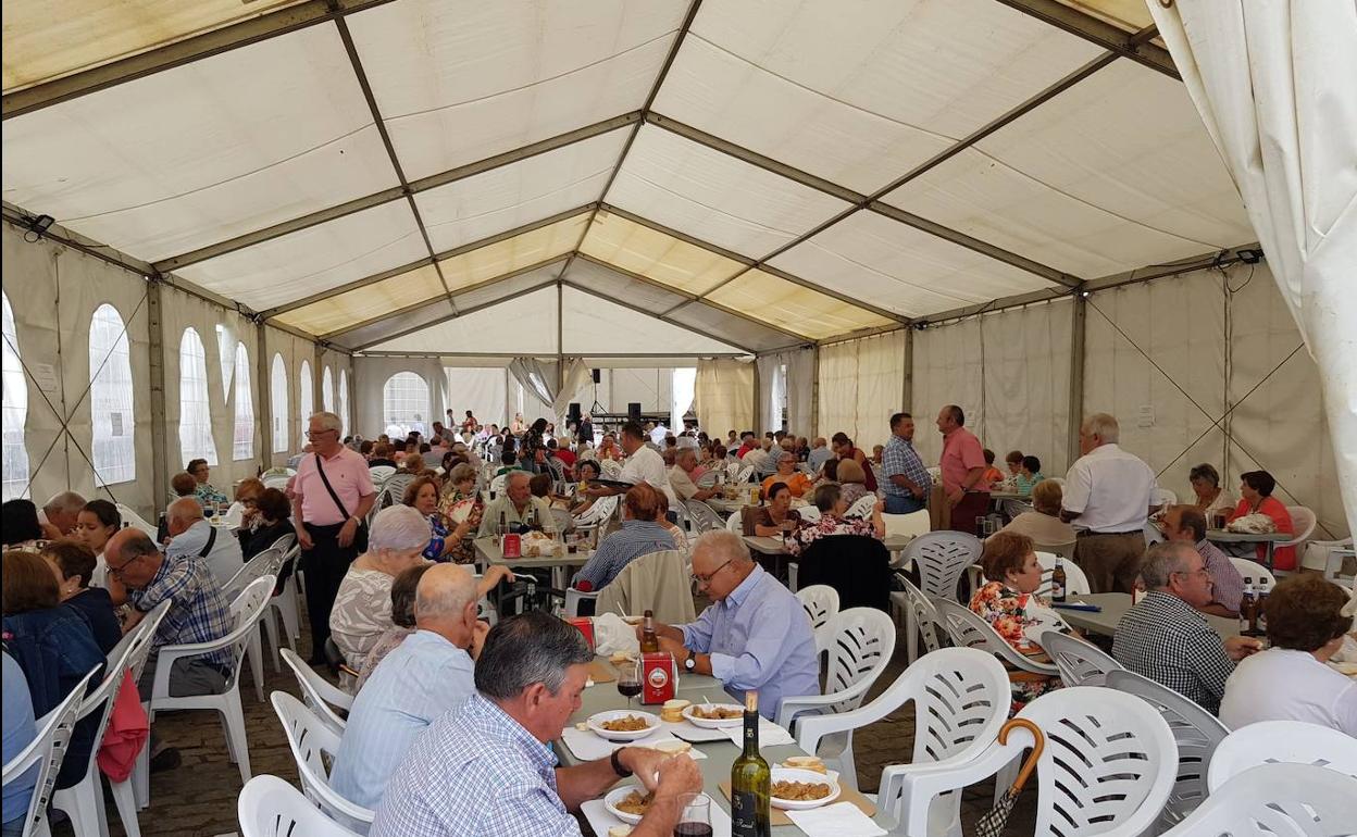 Vecinos de Fuente del Maestre degustando la caldereta extremeña.