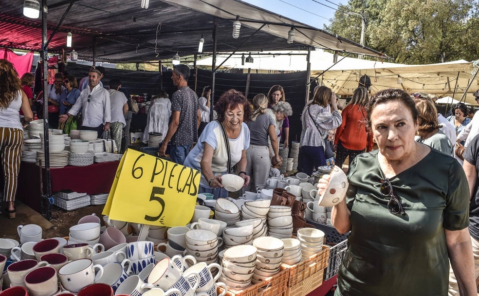 Ambiente ayer en un puesto de loza de San Mateo. 