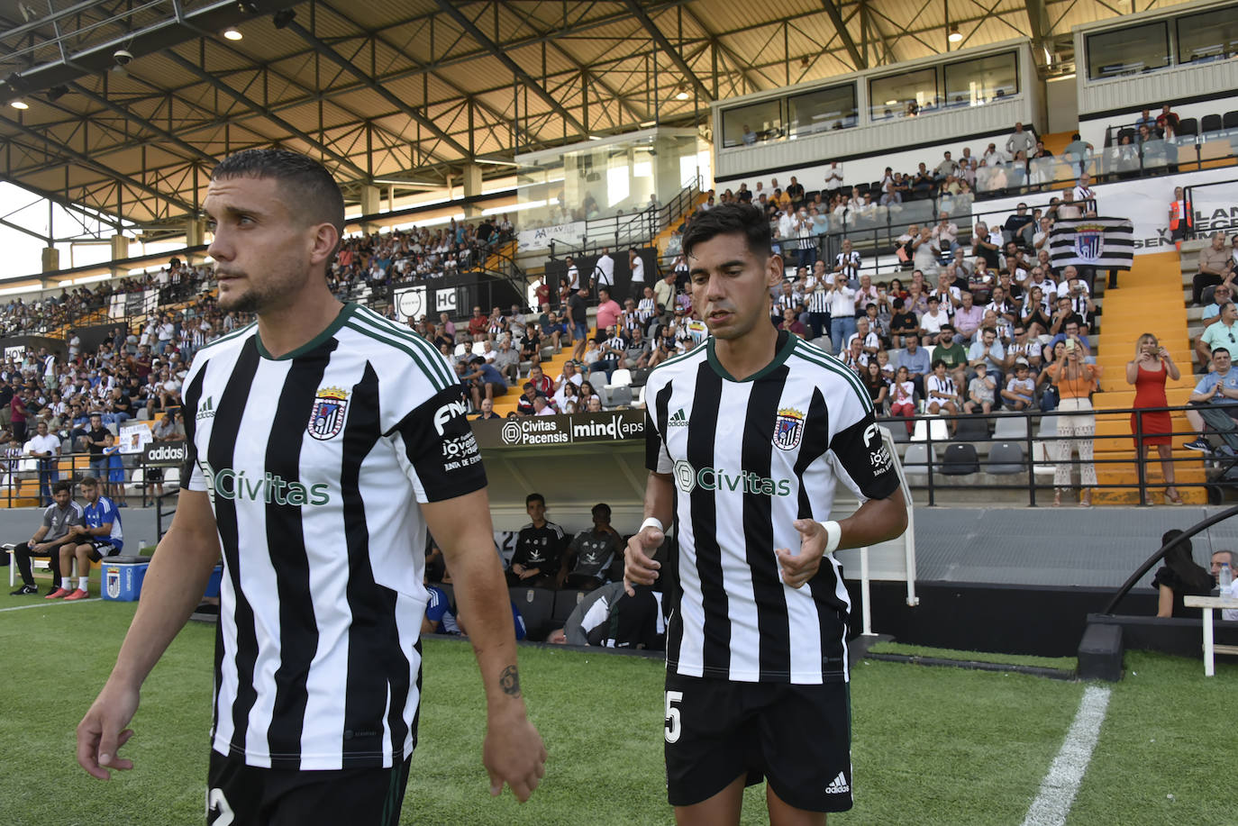 Fotos: El Algeciras tira de oficio y tumba al Badajoz