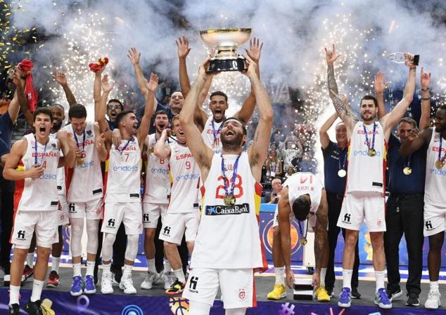 Rudy Fernández levanta el trofeo del Eurobasket.