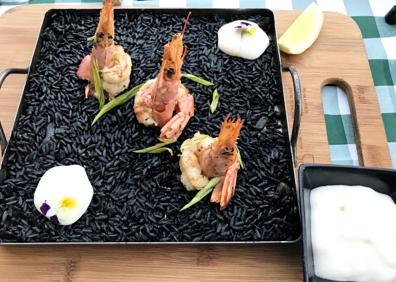 Imagen secundaria 1 - Ensalada de frutos rojos, arroz negro y helado de fresa artesano.