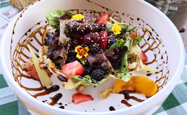 Imagen principal - Ensalada de frutos rojos, arroz negro y helado de fresa artesano.