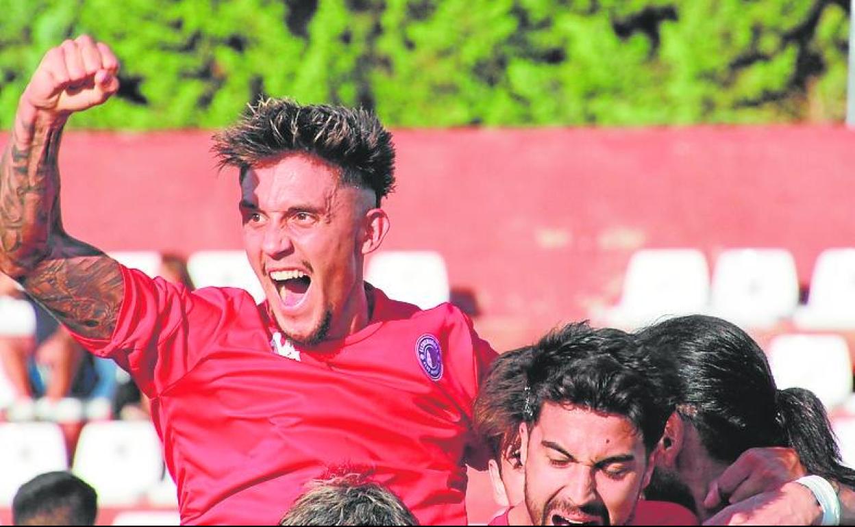 Leandro celebra uno de los tantos del CD Extremadura. 