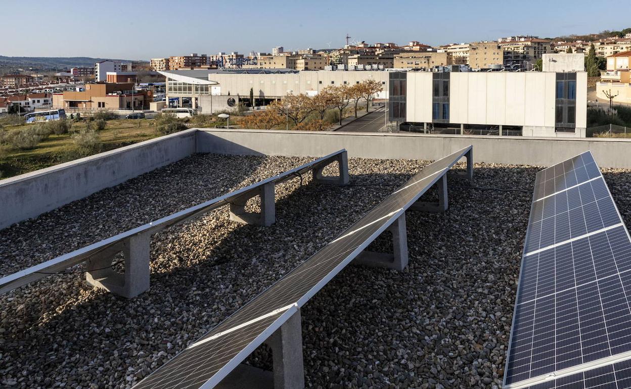 Plasencia estudia qué edificios pueden albergar placas solares para avanzar en el autoconsumo