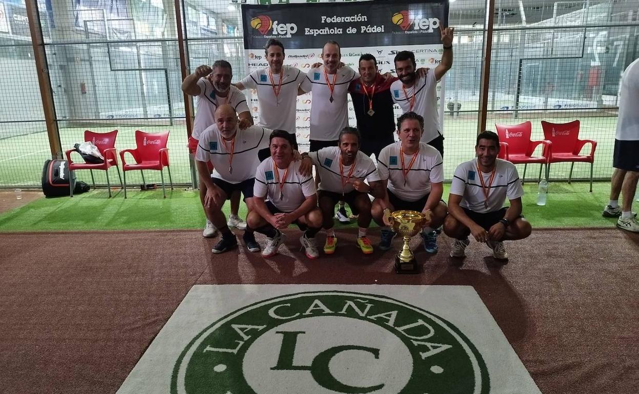 El Pádel Bao de Pontevedra celebra el título y el ascenso conseguido en las instalaciones del Club La Cañada de Badajoz. 