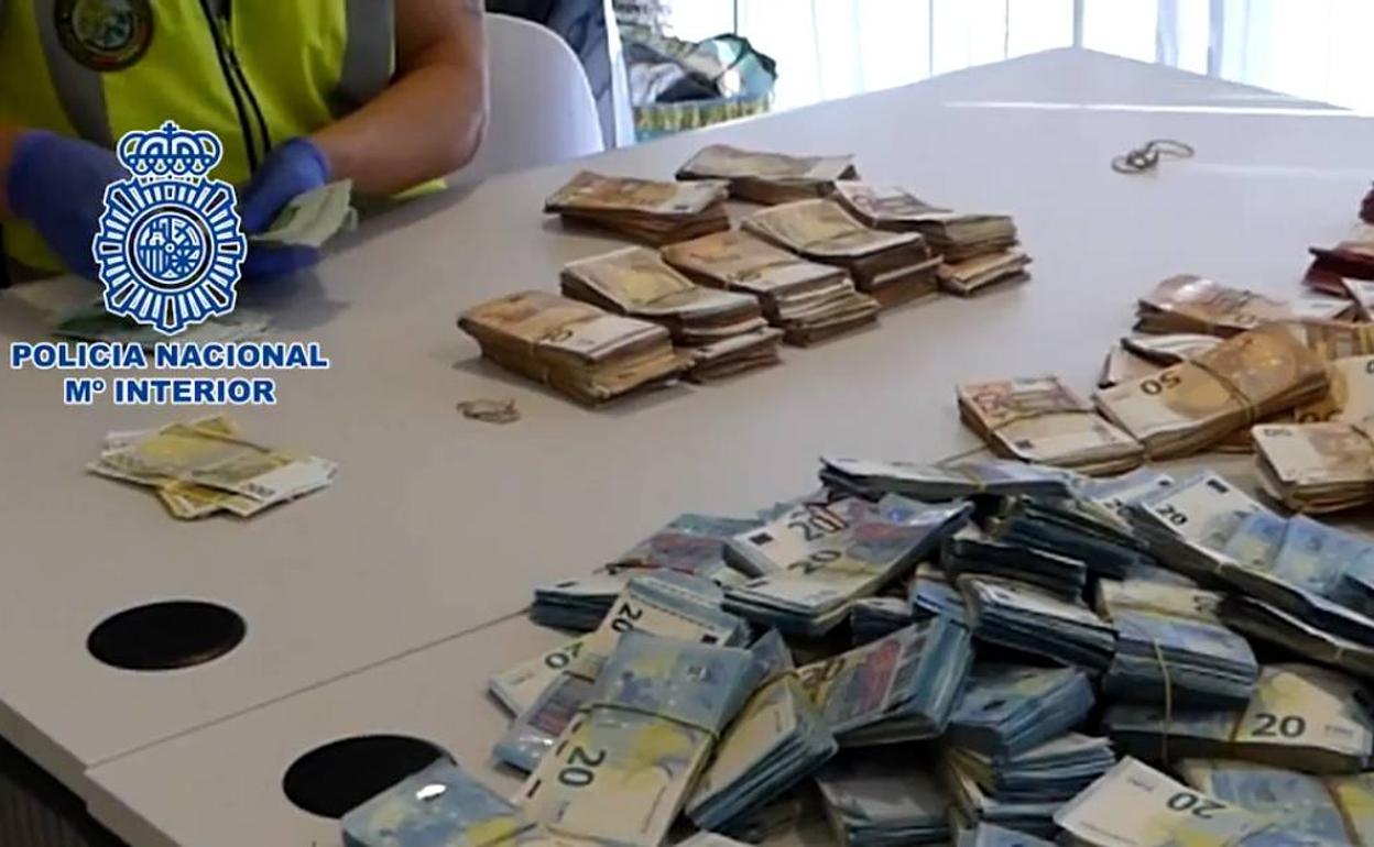 Montones de billetes encontrados en una vivienda en Talayuela. 