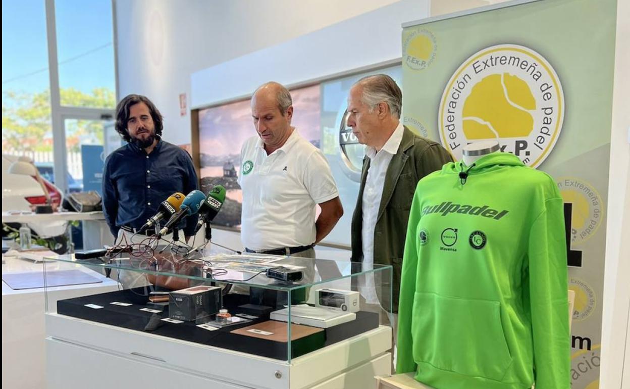 Los dirigentes de la Federación y del Club La Cañada en la presentación del Campeonato de Extremadura de Pádel en el concesionario Volvo Mavensa Badajoz. 