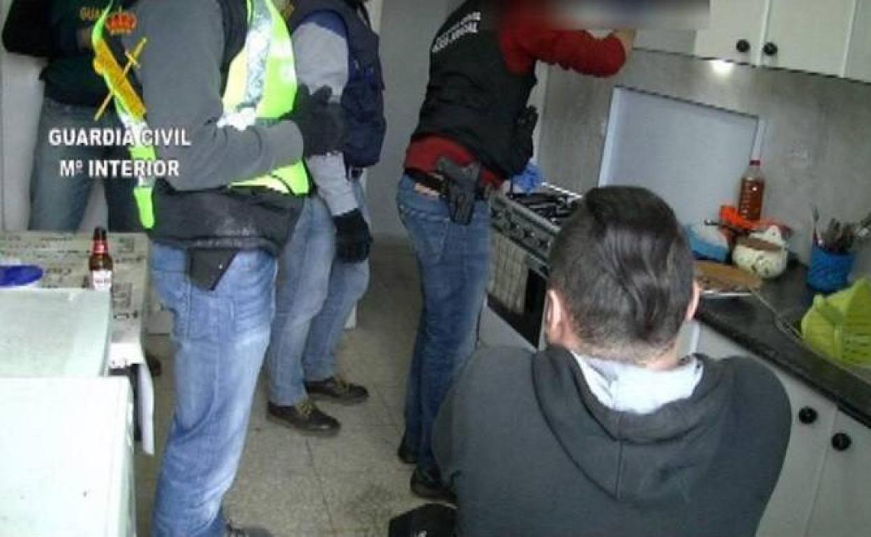 Imagen de uno de los registros efectuados por la Guardia Civil. 