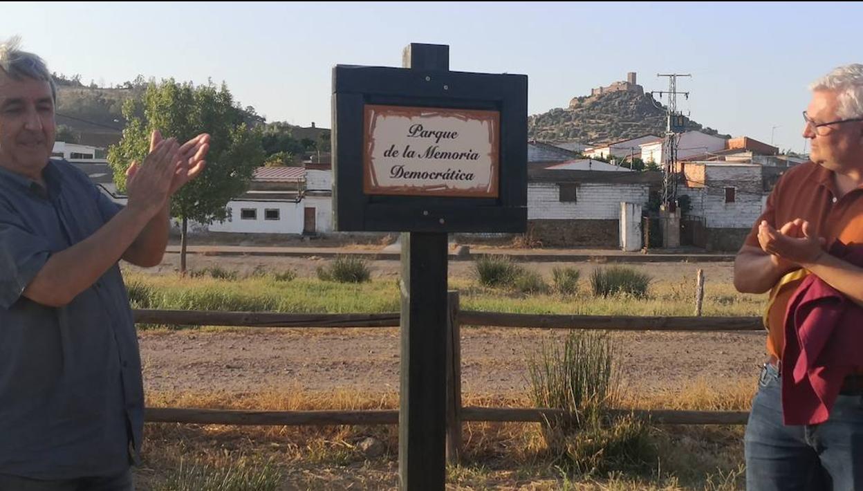 El activista Manuel Cañada y el alcalde de Alconchel, Óscar Díaz, tras descubrir la placa con la nueva denominación del Alto de la Plata. 