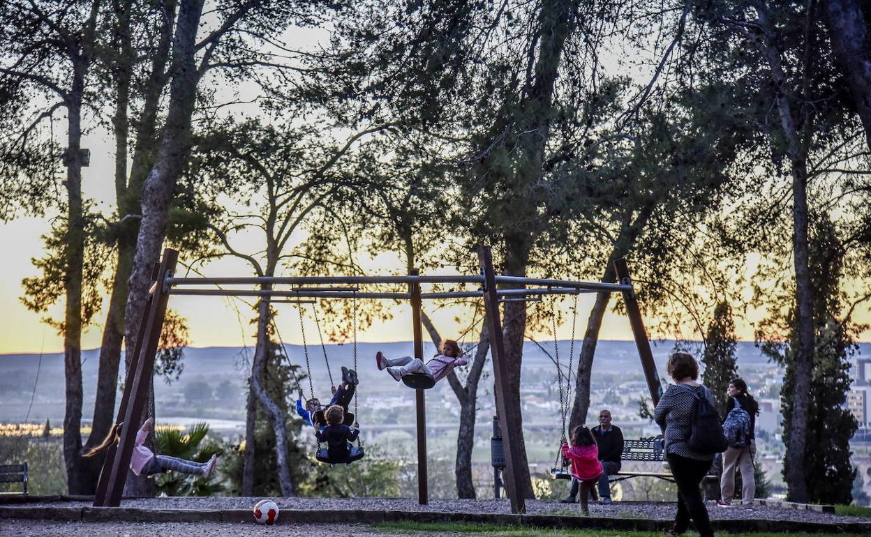 Los actuales columpios en el parque de la Alcazaba. 