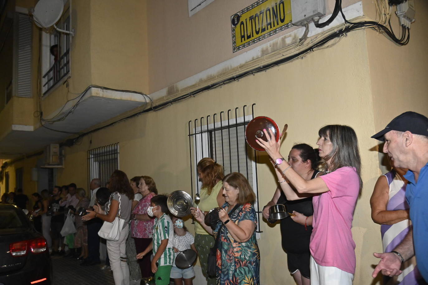 Vecinos protestando anoche en el rellano del piso okupado en Badajoz. 