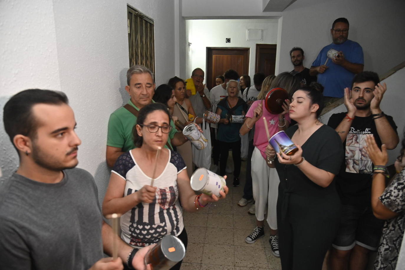 Vecinos protestando anoche en el rellano del piso okupado en Badajoz. 