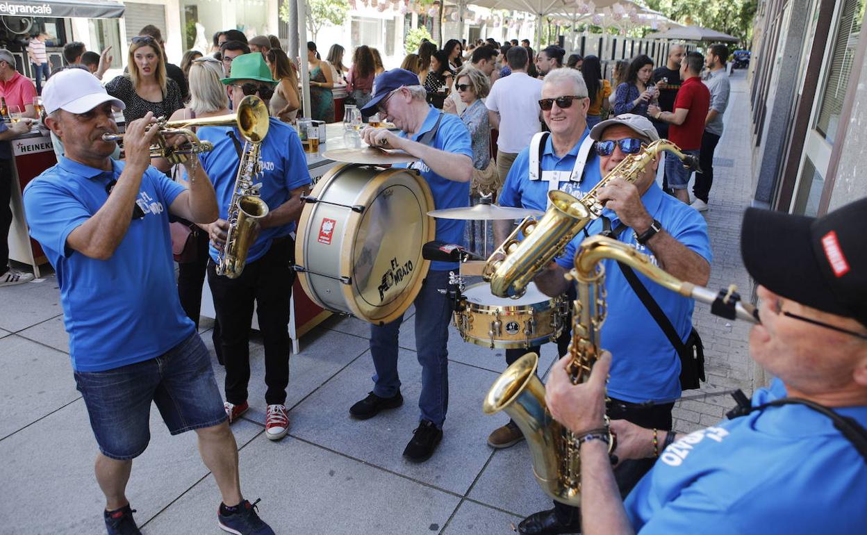 Charanga en la calle San Pedro de Alcántara, durante la pasada feria de día en San Fernando. 