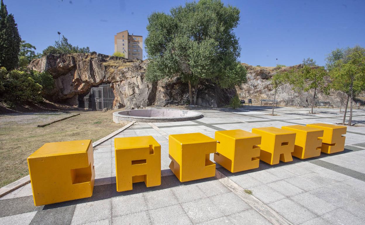 Letras tridimensionales instaladas junto a la cueva de Maltravieso. 