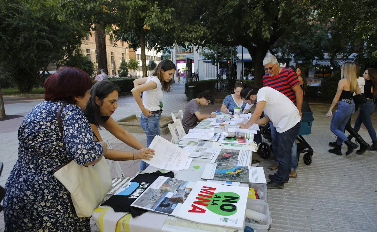 Mesa de recogida de firmas instalada por Salvemos la Montaña en el Paseo de Cánovas. 