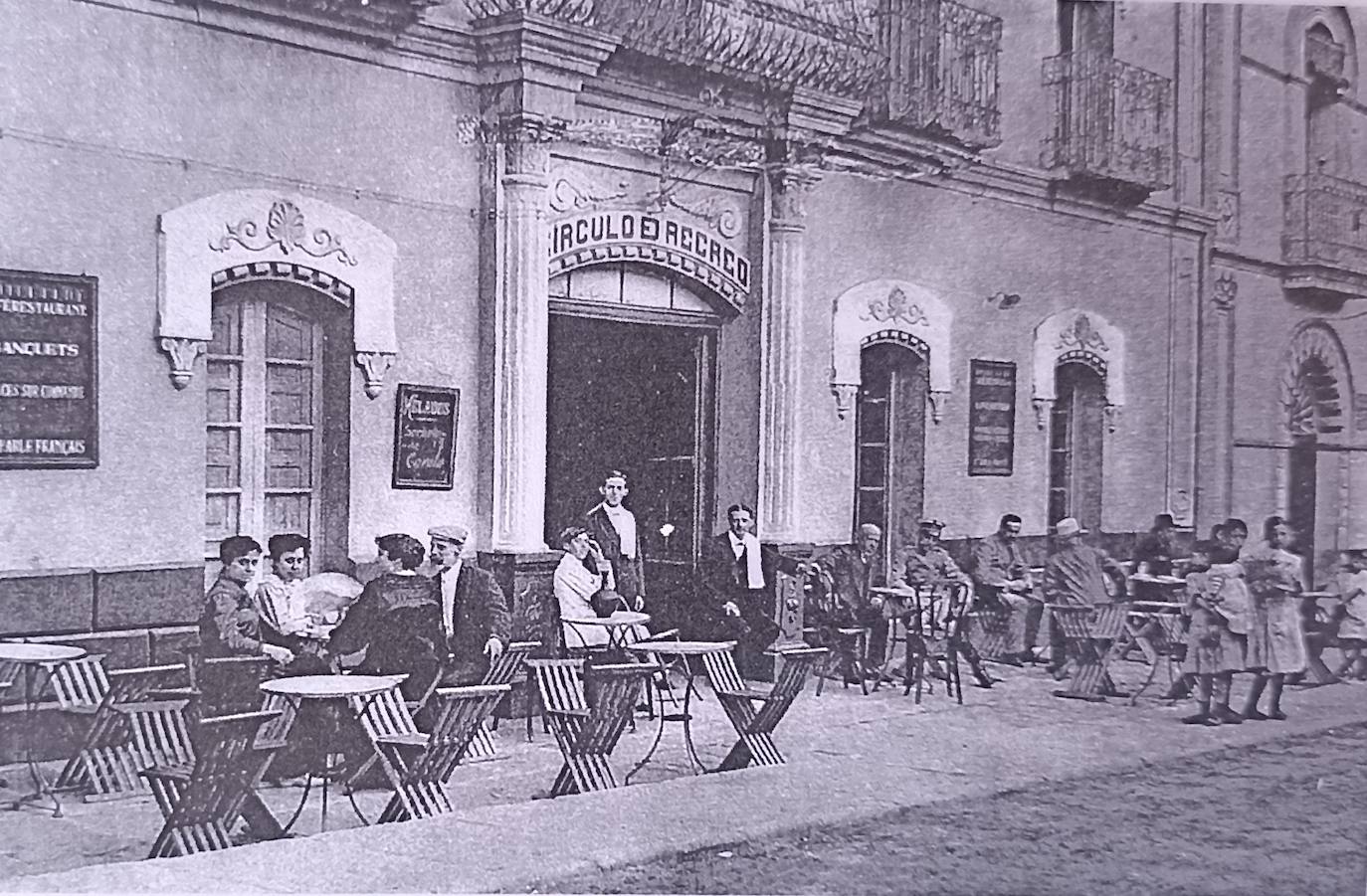 Imagen del 'Círculo de Recreo' de Baños de Montemayor en los años 20, con un cartel en el que se indica que en el establecimiento se habla francés.