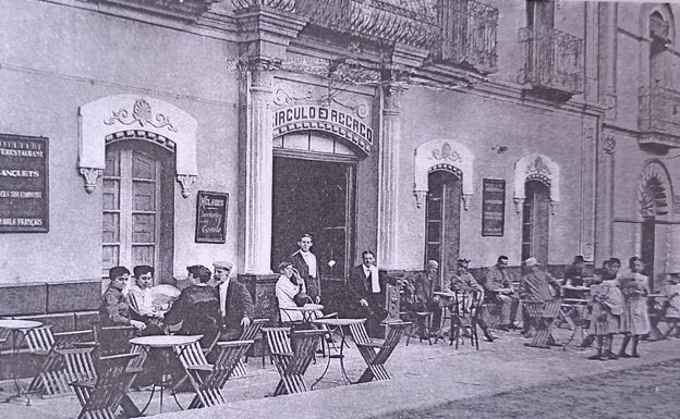 El 'Círculo de Recreo' en los años 20, con un cartel que indica que en el establecimiento se habla francés. 