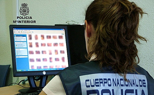 Una policía investigando una presunta estafa. 