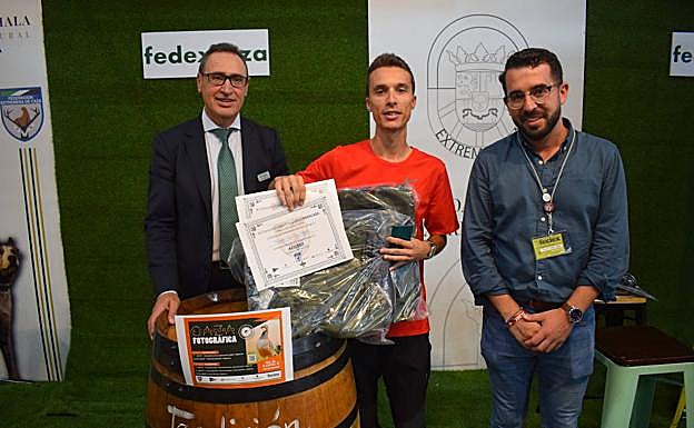 Rubén Sánchez gana con la foto de un ciervo rascándose. 