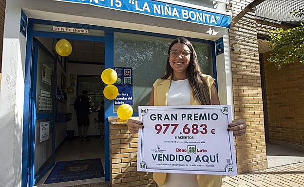 Silvia Cerro en la puerta de la administración.