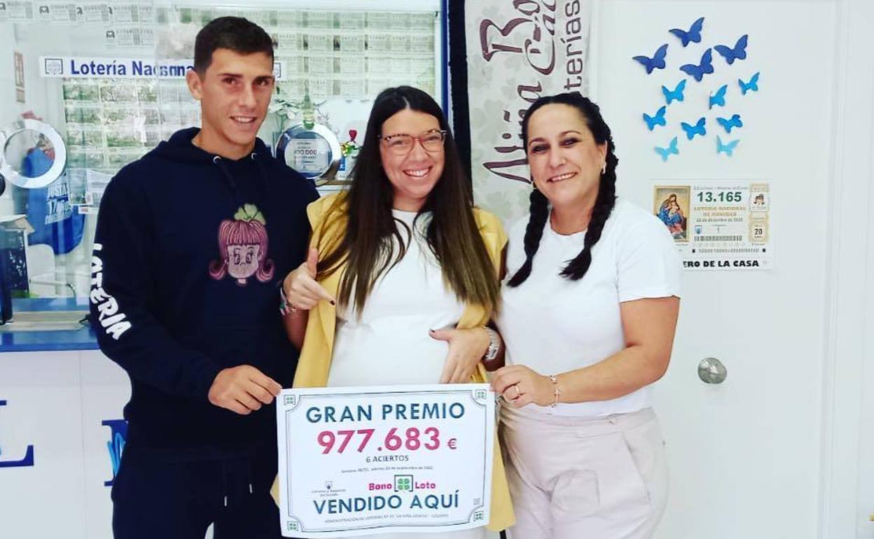 Silvia Cerro, en el centro, junto a su pareja Jesús Quintero y la empleada de la administración, Sandra del Sol, muestran el cartel del premio repartido.