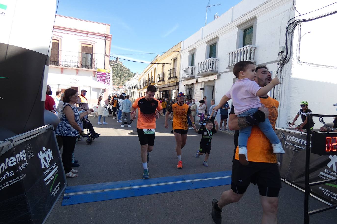 Llegada a la meta de corredores durante el trail de 2021. 