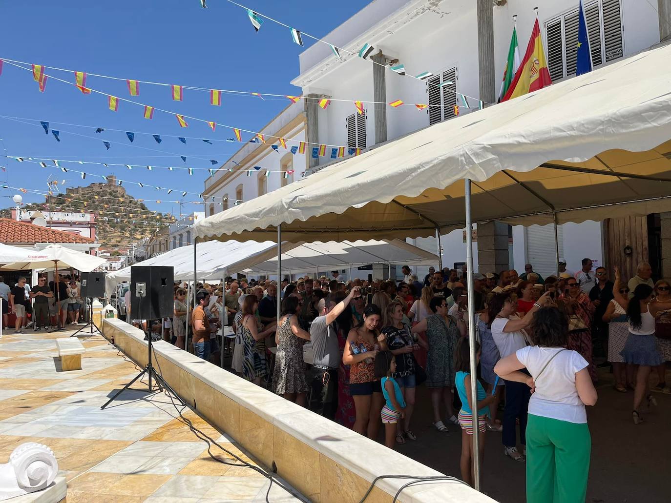 El sábado de las Fiestas de Agosto se volvió a celebrar el tradicional Tunel del Vino, con la actuación del grupo 'Requiebros'. 