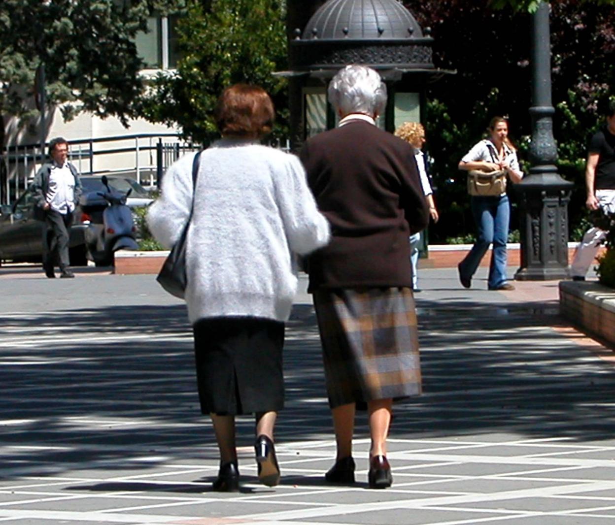 Jubiladas paseando por San Francisco, en Badajoz. 