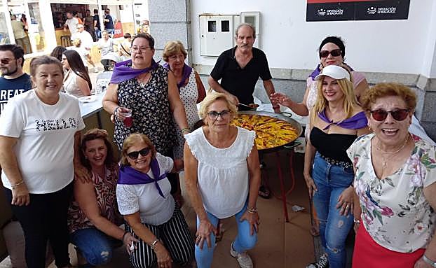 Imagen principal - Las asociaciones de mujeres de Alconchel fueron fundamentales para la organización de las actividades gastronómicas del sábado al mediodía. 