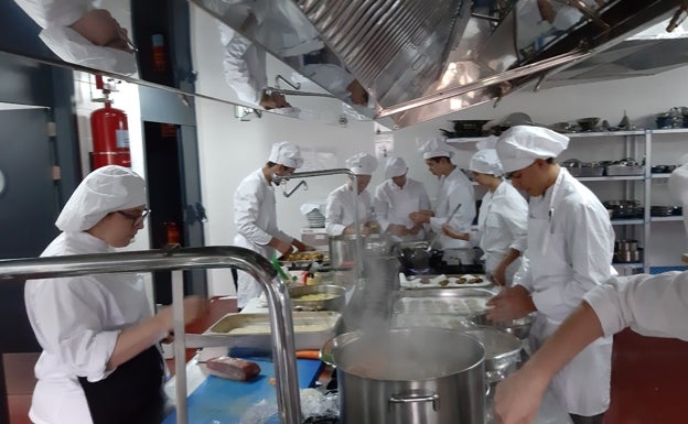 Alumnos del grado medio de Cocina durante unas prácticas. 