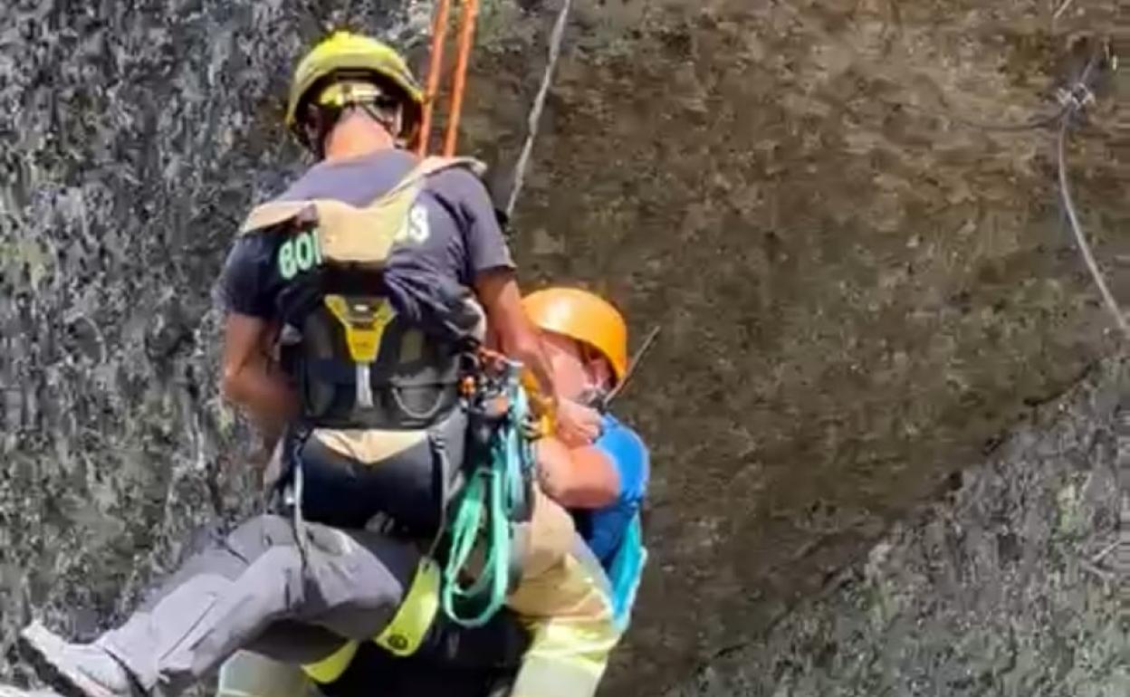 Un bombero del equipo de rescate que acudió a la Muela con el accidentado. 