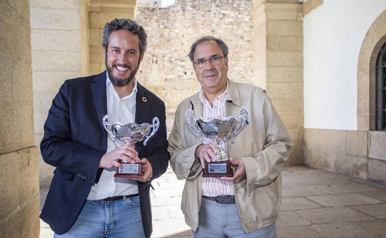Licerán (izq) y Sánchez, con las copas del Trofeo Cáceres Patrimonio de la Humanidad. 