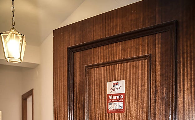 La vivienda que fue objeto de okupación cuenta desde el viernes con alarma de seguridad y nueva cerradura. 