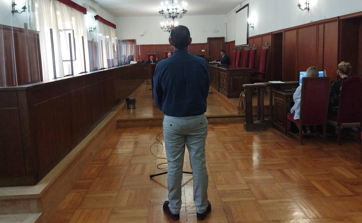 El procesado al inicio del juicio que ha comenzado este miércoles en la Audiencia de Badajoz.