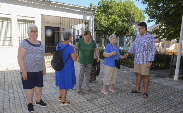 Óscar Rueda, junto a un grupo de mujeres mayores del barrio. 