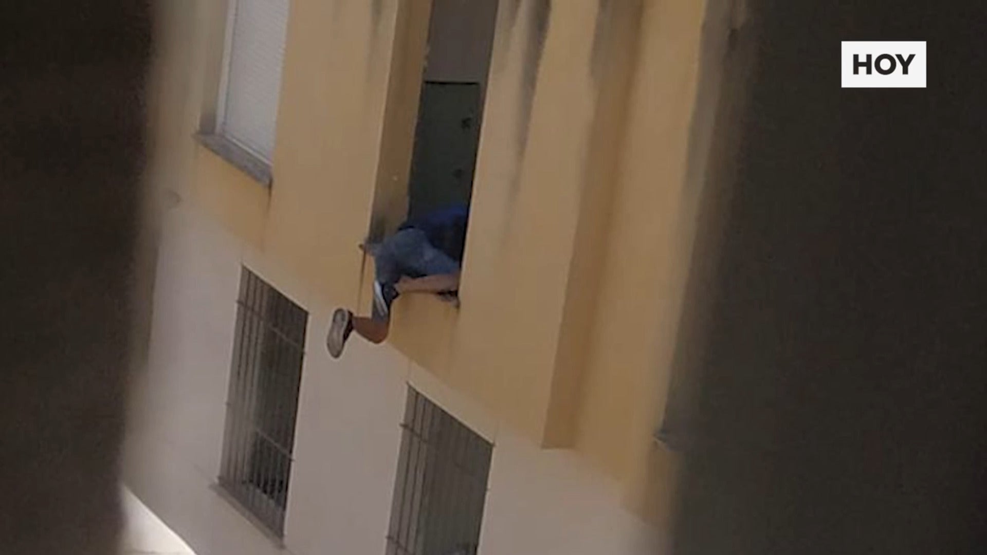 Vecinos de San  Roque recogen firmas  para desalojar un edificio arrasado