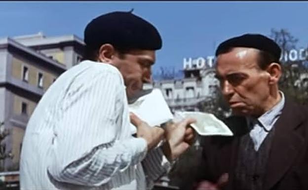 Imagen. Tony Leblanc dando el timo en la película 'Los Tramposos' (1959)