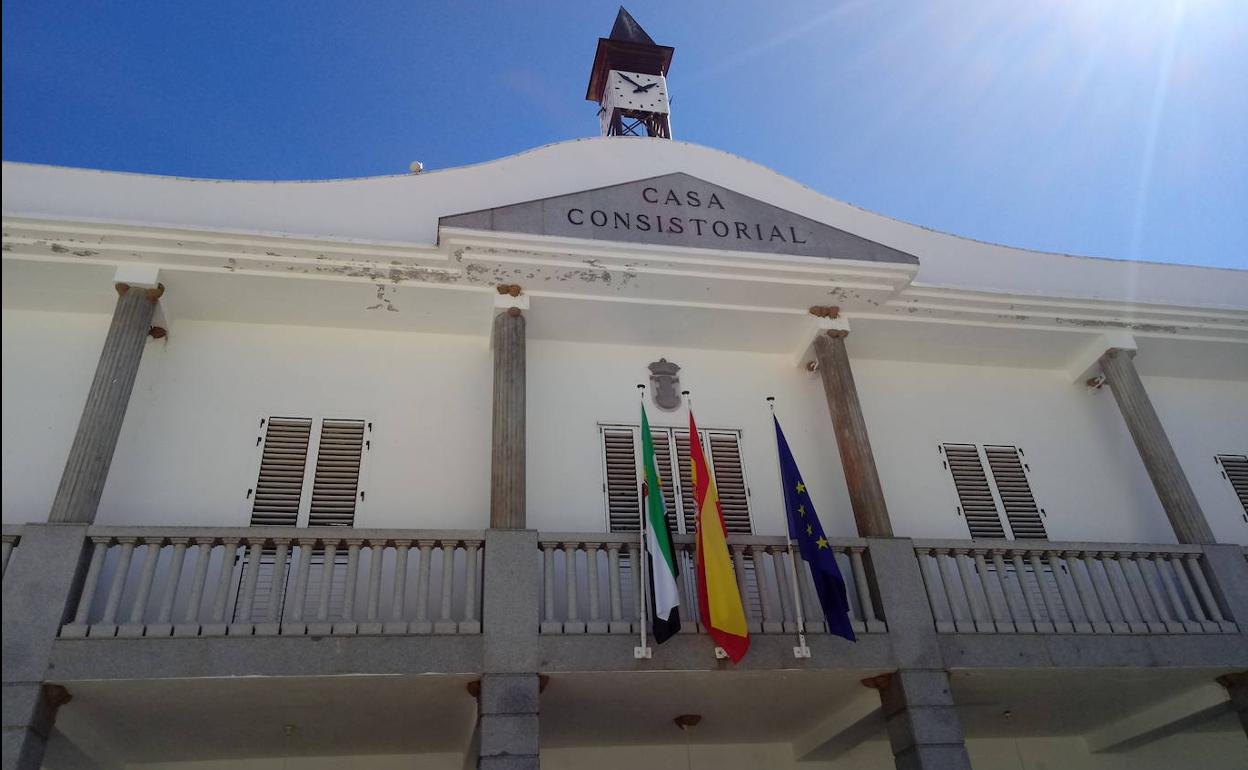 Fachada del Ayuntamiento de Alconchel. 